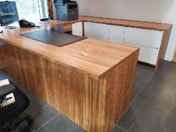 Bureau en ''U'' 2 sections 8' et armoire murale 8' et lustre