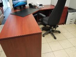 Bureau en ''L'' 6x6 et une chaise