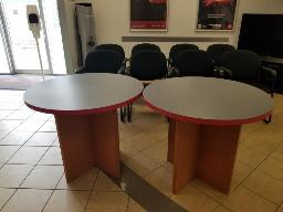 Environ 10 chaises et 2 tables rondes