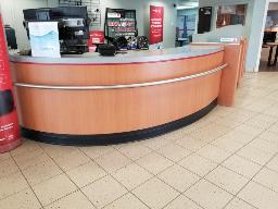 Comptoir de service, 4 chaises, bureau en métal