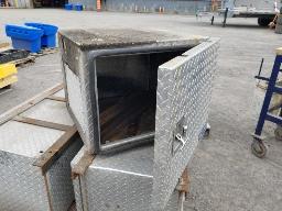 3 Coffres en aluminium: un 24''x24''x19'' et deux 36''x18''x18''