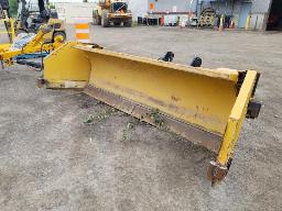 Gratte à neige pour rétrocaveuse CASE 108'' et 2 oreilles de 30'' HOSTWELDING