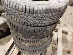 FIRESTONE-4 Pneus cloutés P265/75R15,, pour sableuse COLPRON (3 roues montés de pneu et un pneu seul )