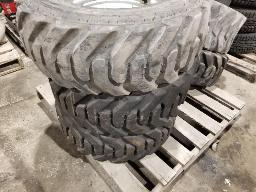 3 Pneus 10-16.5 8 plis, certains pneus sont montés sur des roues