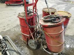 2 Barils de graisse V220 avec  pompe et chariot
