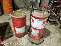 2 Barils d'huile à engrenage et un avec pompe et autre plein