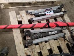 Trépied et panneau homme au travail (anglais)