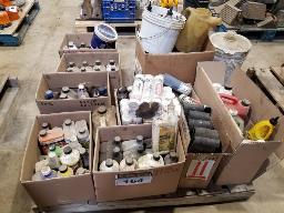 Lot de produits variés: graisse, antigel pour frein à air, huile et plus