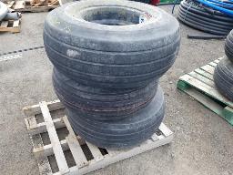 4 pneus de flottaison 12.5L15 et 1 pneus de flottaison 11.5L15