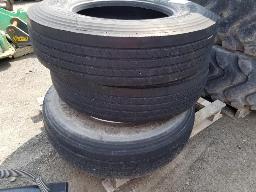 2 Pneus 11R22.5   sur jante et 1 pneus 11R22.5