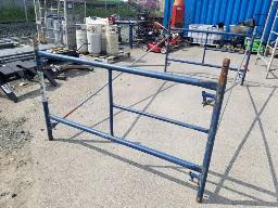 Un ensemble d'échafaud demi cadre, 2 cadres, 2 croisillons standard