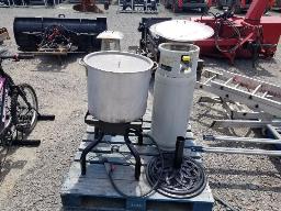 Lot varié: Brûleur au propane avec réservoir plein, 1 pied de parasol, 2 chauffes terrasse au propane