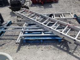 Un ensemble d'échafaud avec échelle télescopique en aluminium