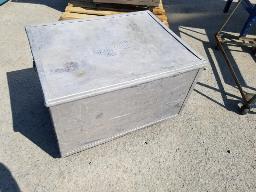 Un coffre en aluminium 21x28x16 avec outils