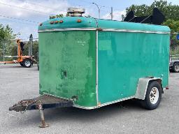 2000, CARGO CE610, REMORQUE FERMÉE    MACHINE À PRESSION