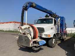 2001, STERLING LT9513, CAMION À 10 ROUES    ÉCUREUR