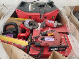 Palette de surplus de magasin non vérifié environ 16 mcx . Prévoir environ 15% de perte D'une valeur de: 4046$