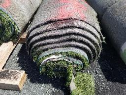 Rouleau Tapis Gazon environ 15' de large, longueur inconnu