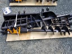 2 tarières + 1 godet a dent + 1 godet fossé + 1 riper + 1 pince billot + Râteau