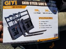 2025 GIYI GY-CYHC Carcan + fourche à déplacement latéral 60'', attache skid steer