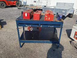 2 tables de travail + 3 coffres à outil avec leur contenu