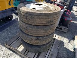 4 pneus 225/70R19.5 (attention 2 modèles)