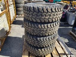 4 pneus 285/75R16 (attention 2 modèles)