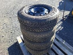 GOODYEAR ULTRAGRIP 4 penus hiver 205/70R15 avec jante 5x114.3