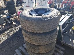 TOYO OPEN COUNTRY 4 pneus avec jante de Ford 8 trous