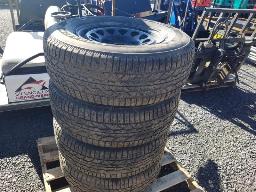 FIRESTONE WINTERFORCE 4 pneus d'hiver 265/70R17 avec jante 6x139.7 Chevrolet