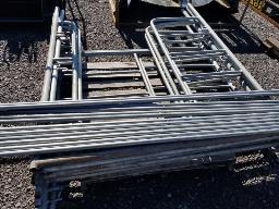 3 ensembles d'échaffaud 2x 5'x6' + 1 fois 5'x5' en acier galvanisé avec croisillon