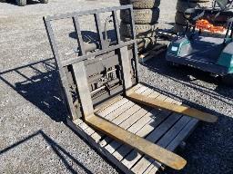 Carcan avec fourche hydraulique