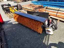 Balai 66'' brosse largeur totale 77'', modèle GYSE61, attache skid steer