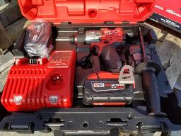 MILWAUKEE - 1 Perceuse - 1 marteau M18 - 2 batterie - 1 chargeur