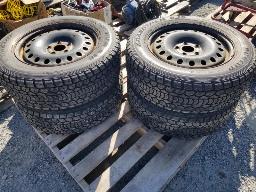 DUNLOP GRANTREK 4 pneus P235/65R18 hiver avec jante