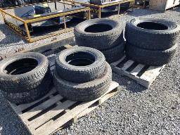 8 Pneus grandeur variés