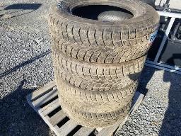 4 pneus hiver 245/70R17, 2 modèles