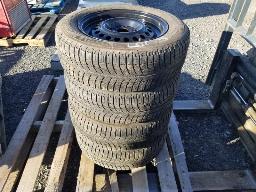 MICHELIN X-ICE 4 Pneus hiver P195/65R15 avec jante 5x100