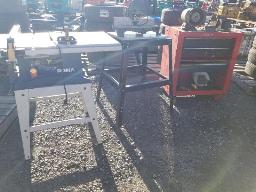 Banc de scie - scie a onglet - coffre à outil avec contenu