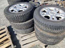 6 pneus variés 235/65R17 + 4 jantes HONDA