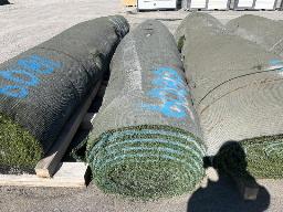 Rouleau de tapis gazon environ 15' de large, longueur inconnu