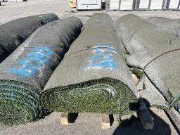 Rouleau de tapis gazon environ 15' de large, longueur inconnu