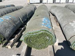Rouleau de tapis gazon environ 15' de large, longueur inconnu