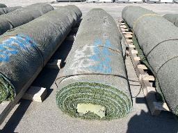 Rouleau de tapis gazon environ 15' de large, longueur inconnu