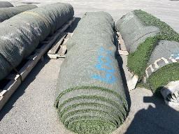 Rouleau de tapis gazon, environ 15' de large, longueur inconnu