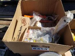 Lot fusil calfeutrage + papier sablé 3''x24'' + Valve à plomberie + lot boulons