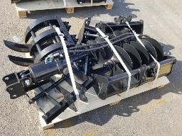 Godet a dents + 2 godets a fosse + ripper + rateau + tarière