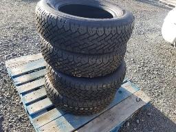 4 Pneus hiver 205-70R15 - 2 modèles