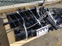 Godet a dents + 2 godets a fosse + ripper + rateau + tarière