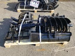 Godet a dents + 2 godets a fosse + ripper + rateau + tarière